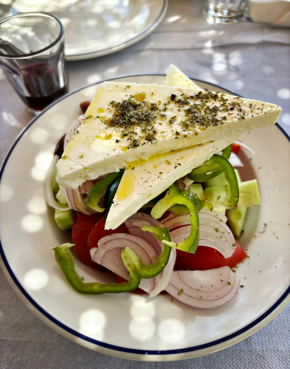Bauernsalat mit Feta, Oregano und Olivenöl