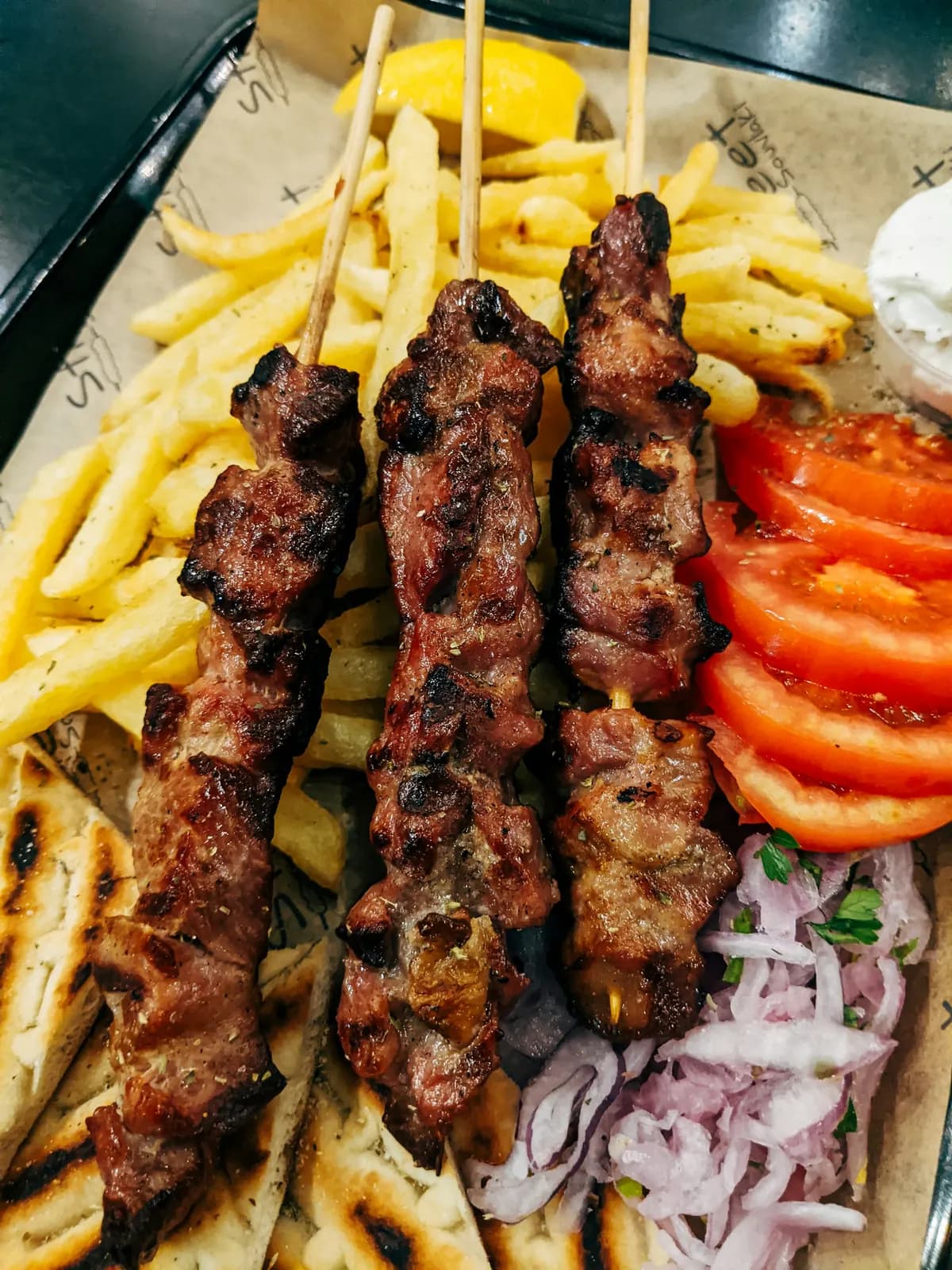 Souflaki-Spieße mit Pommes, Tomaten und Zwiebeln